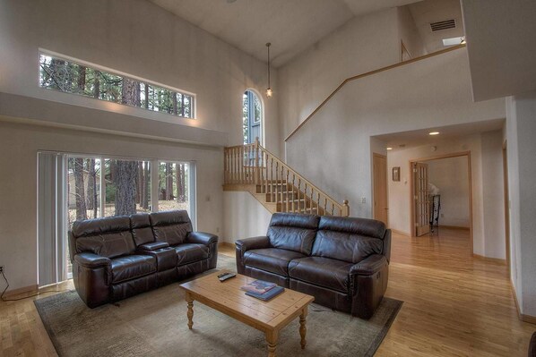 Casa, varias camas, hidromasaje | Área de sala de estar | Televisión y chimenea 