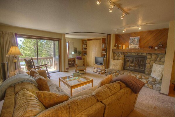Condo, Multiple Beds, Fireplace, Mountain View | Living area