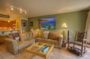 Condo, varias camas, chimenea, vista a la montaña | Área de sala de estar | Televisión de pantalla plana de 40 pulgadas con canales por cable 