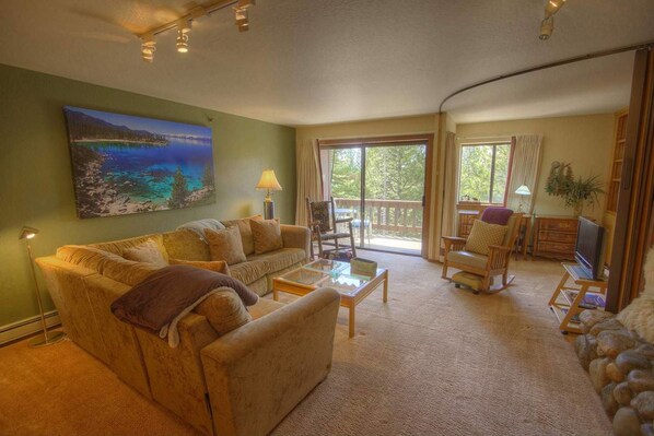 Condo, Multiple Beds, Fireplace, Mountain View | Living area