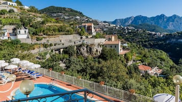 Piscine extérieure (ouverte en saison), parasols de plage