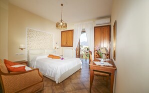 Doppelzimmer, Balkon, Stadtblick | Hochwertige Bettwaren, Zimmersafe, Schreibtisch