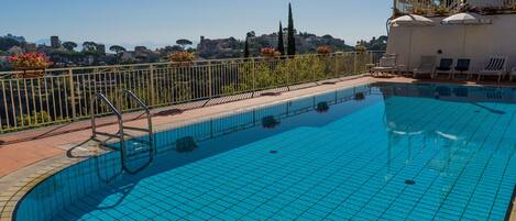 季節性室外泳池;泳池傘、躺椅