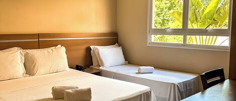 Escritorio, cortinas blackout y sistema de insonorización