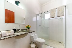Shower, hair dryer, towels, soap - Hotel Stelati (Jaguariuna)