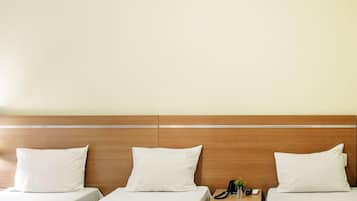 Quarto Triplo Solteiro | Escritorio, cortinas opacas, sistema de insonorización