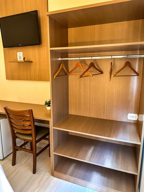 Desk, blackout curtains, soundproofing, iron/ironing board - Hotel Stelati (Jaguariuna)