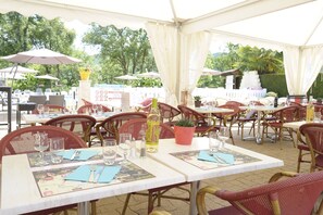 Khu ẩm thực ngoài trời