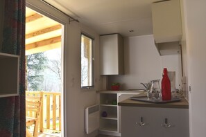 Full-size fridge, microwave, stovetop, cookware/dishes/utensils