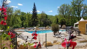 Alberca al aire libre por temporada y sombrillas en la alberca