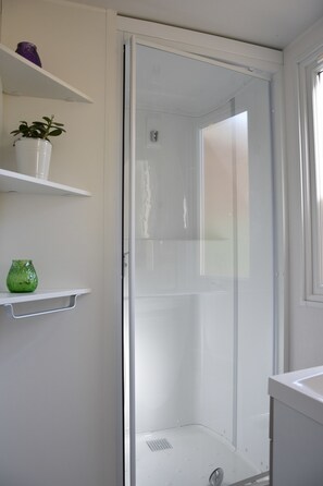 Mobile Home, 2 Bedrooms (Mercure) | Bathroom shower - Camping Et Village Vacances La Cheneraie (Saint Gery-Vers)