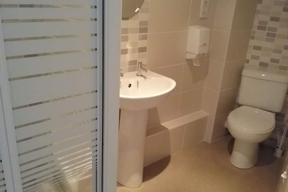 Standard Twin Room, Ensuite | Bathroom | Towels