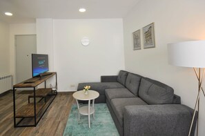 ห้องพักตกแต่งอย่างมีเอกลักษณ์, ตกแต่งพิเศษโดยเฉพาะ, โต๊ะทำงาน