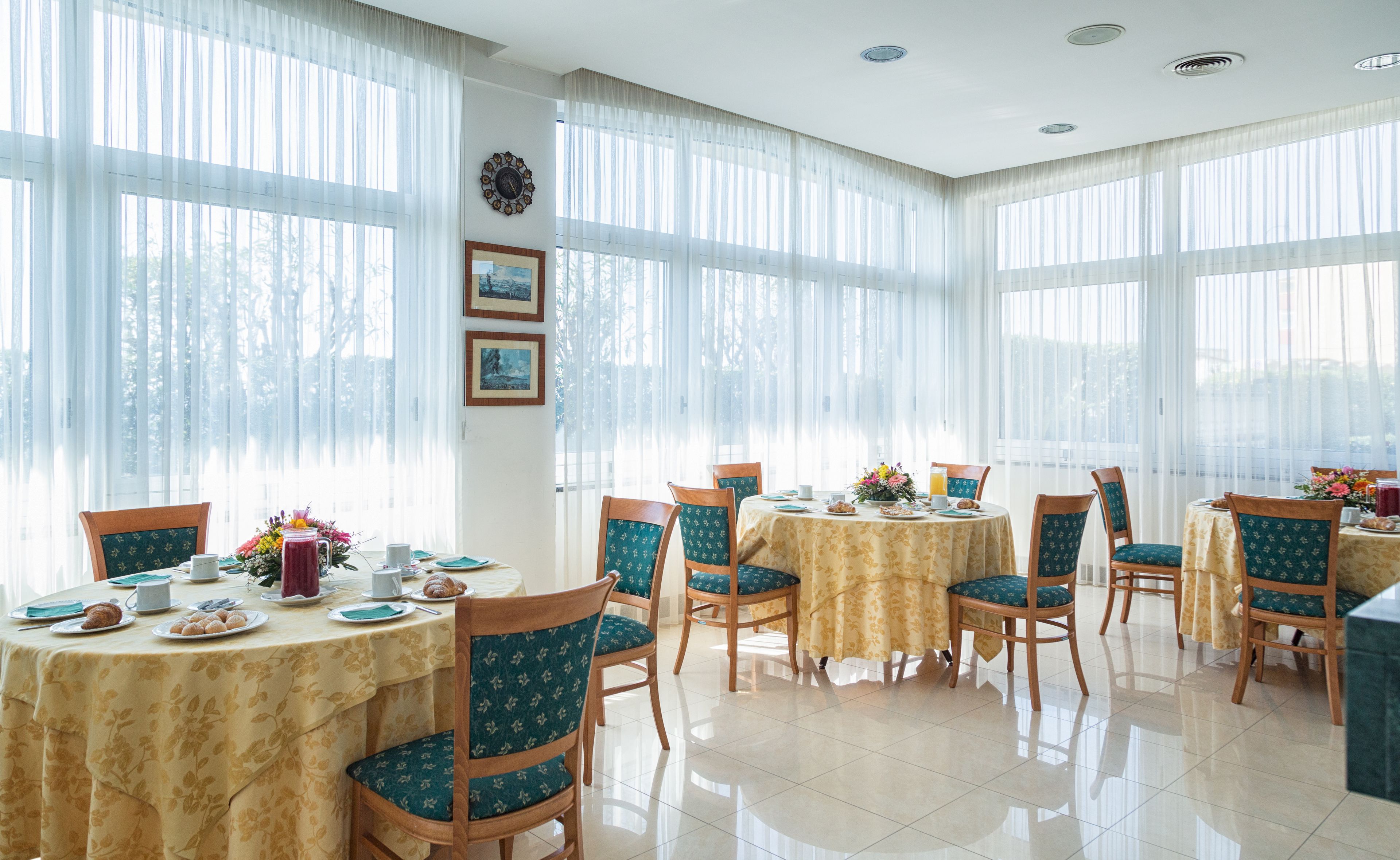 daily buffet breakfast for a fee