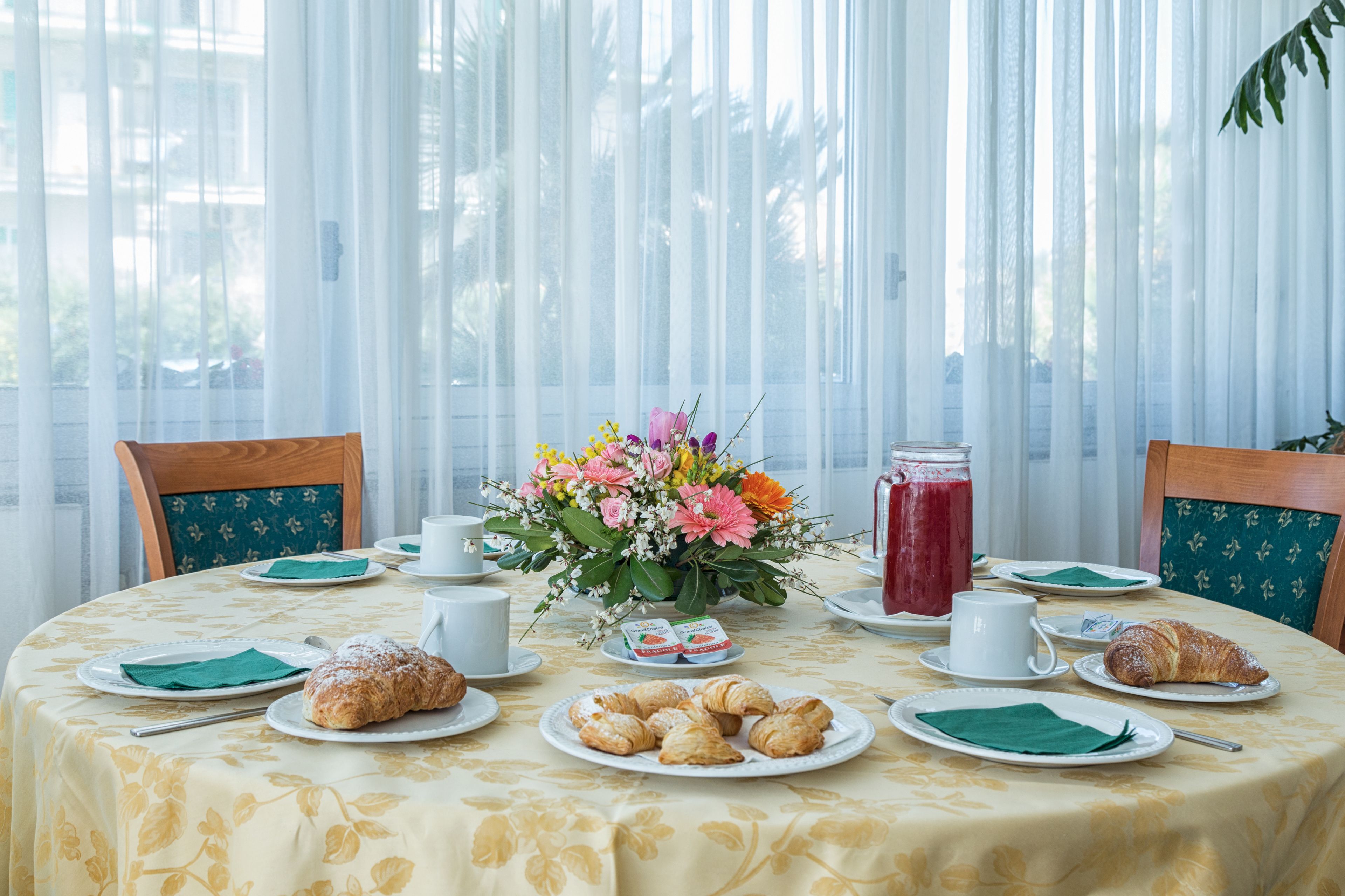 daily buffet breakfast for a fee