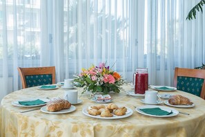 Bữa sáng buffet hàng ngày với phụ phí nhỏ 