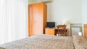 Habitación estándar con 1 cama matrimonial o 2 individuales, vista parcial al mar | Minibar, escritorio, wifi gratis y ropa de cama