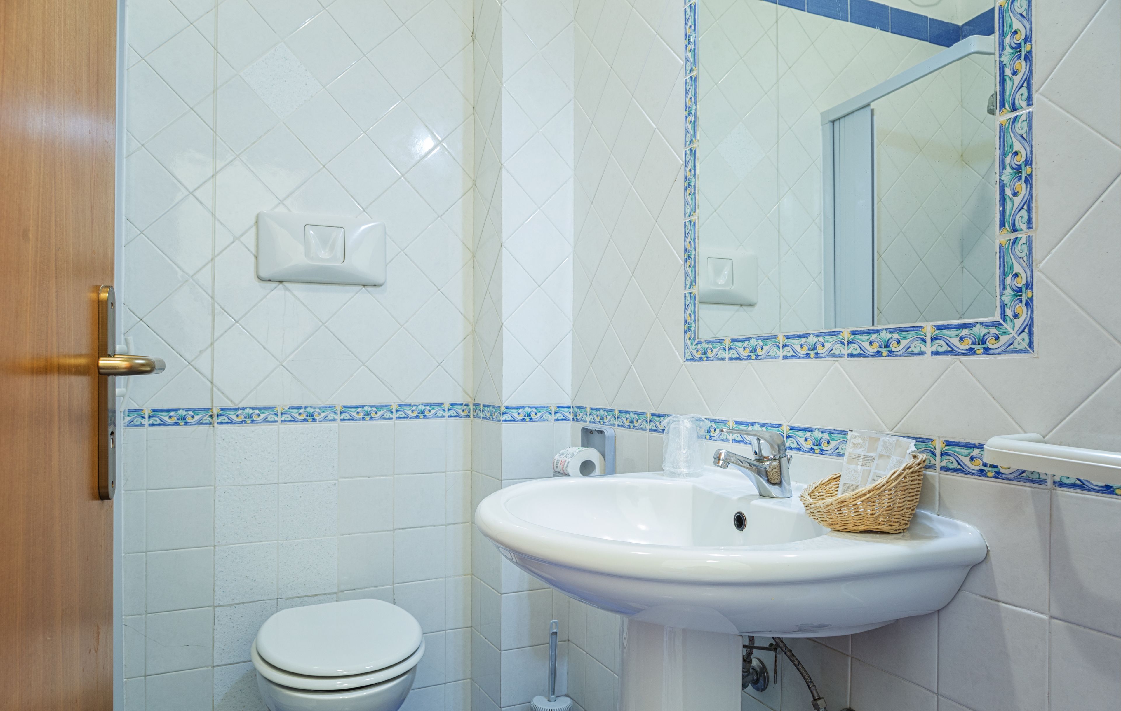 standard double or twin room, partial sea view | bathroom | shower, free toiletries, hair dryer, towels
