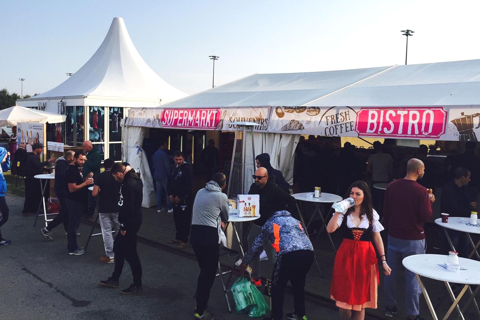 A market with tents labeled 'SUPERMARKT' and 'BISTRO'.