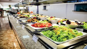 Ein Buffet mit verschiedenen Salaten und Speisen.