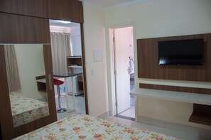Cofres nos quartos, escrivaninha, cortinas blackout