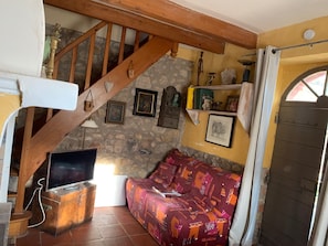 TV, fireplace
