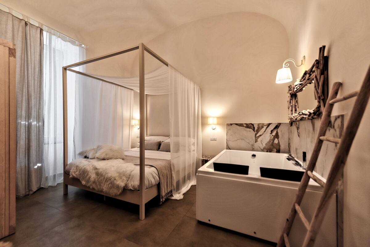 Luxury Studio Suite, 1 King Bed | Premium bedding, desk, laptop workspace, blackout drapes