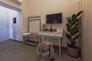 Suíte estúdio superluxo, 1 cama King | Roupas de cama premium, escrivaninha, espaço de trabalho para notebook