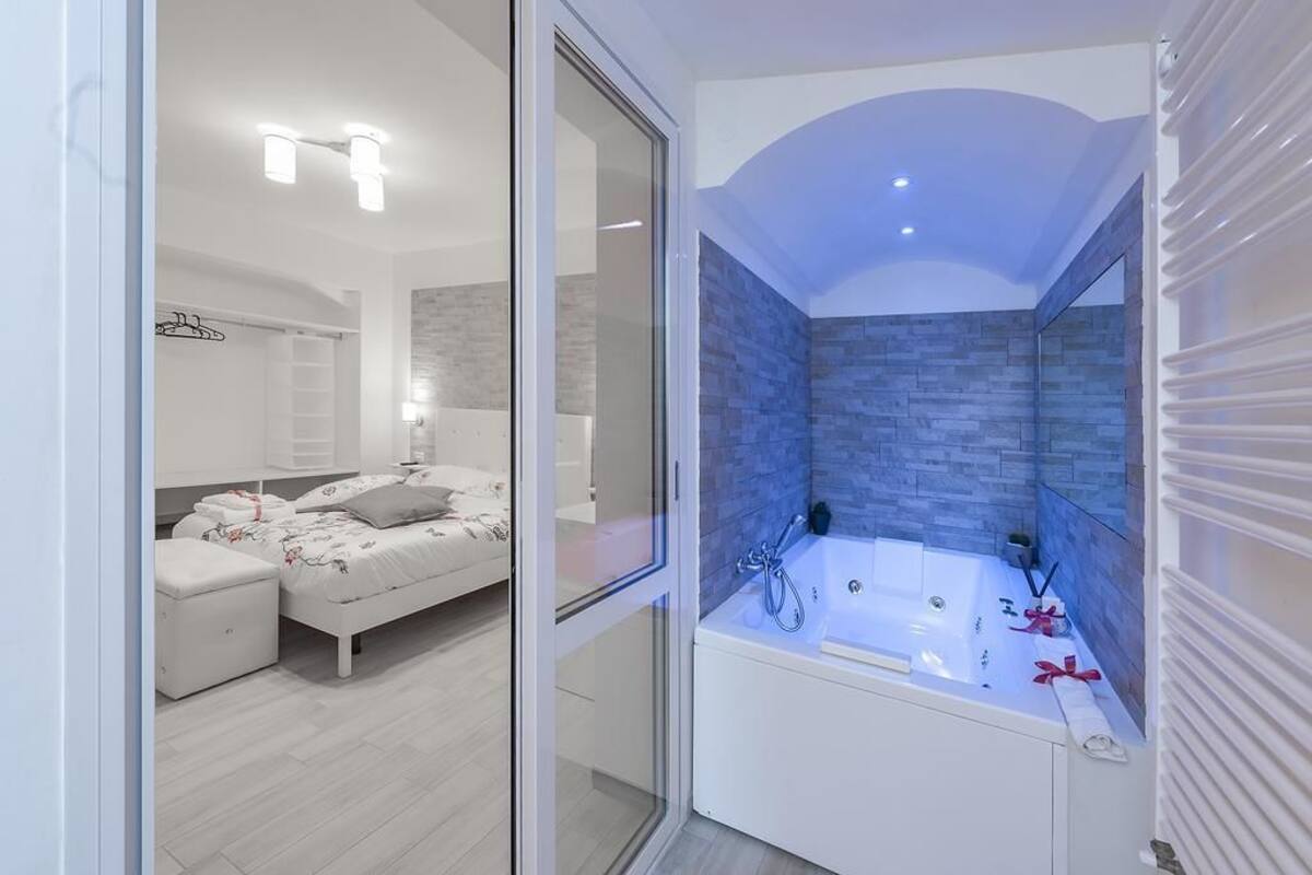 Suíte luxo, 1 cama Queen, banheira de hidromassagem | Banheira de hidromassagem