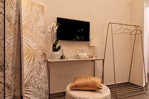 SuĂte estĂșdio jĂșnior | Roupas de cama premium, escrivaninha, espaço de trabalho para notebook