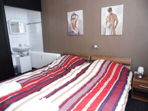 Family Apartment (incl. cleaning fee 60 EUR) | Soundproofing, free cribs/infant beds, travel crib, rollaway beds - Villa Althaus (Medebach)