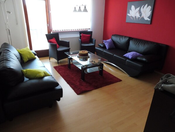 Appartement Confort, vue colline, côté montagne (incl. cleaning fee 45 EUR) | Coin séjour | Télévision à écran plat