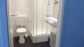 Studio (incl. cleaning fee 35 EUR) | Bathroom | Shower, towels, soap, toilet paper