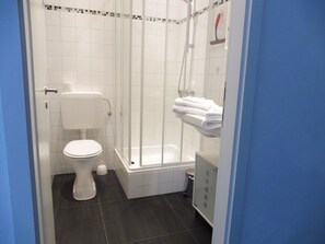 Studio (incl. cleaning fee 35 EUR) | Bathroom | Shower, towels, soap, toilet paper - Villa Althaus (Medebach)