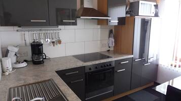 Studio (incl. cleaning fee 35 EUR) | Privékeuken | Een koelkast, een magnetron, een oven, een kookplaat