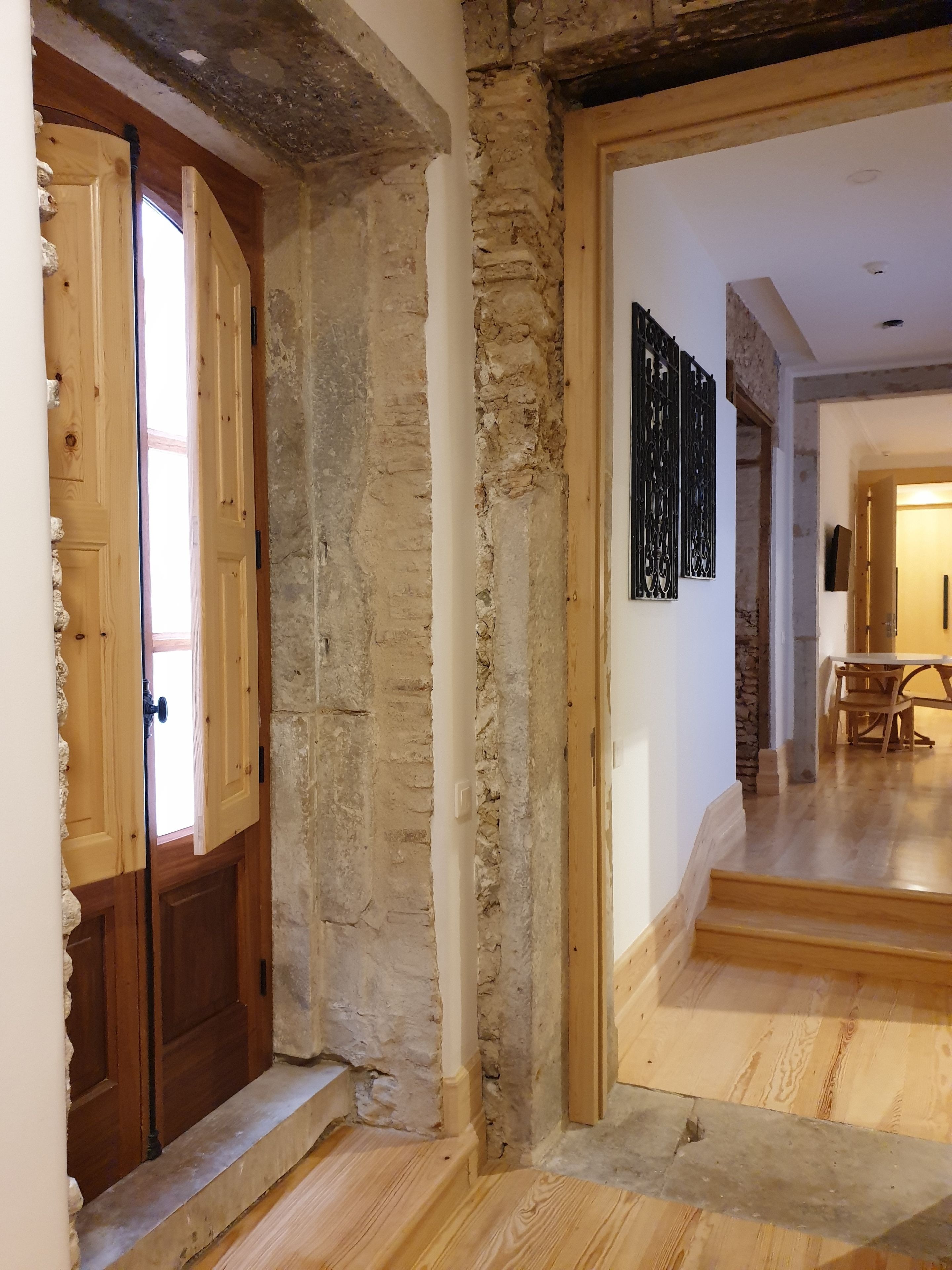 Suite Deluxe, balcón | Zona de estar | Una televisión de pantalla plana