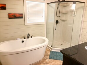 Baignoire, sèche-cheveux, serviettes fournies, savon