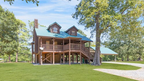 Experience Louisiana, Cabin on Bayou Petite Anse, centrally located in Acadiana