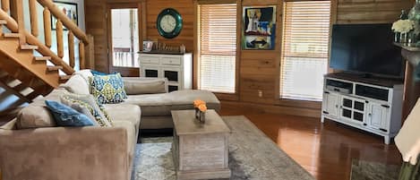 Smart TV, chimenea y libros