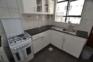 Full-sized fridge, microwave, oven, stovetop - Lighthomez Angles Heights (Nairobi)