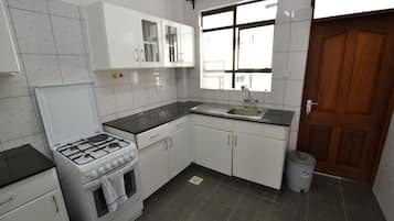 Full-sized fridge, microwave, oven, stovetop