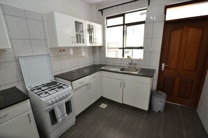 Full-size fridge, microwave, oven, stovetop - Lighthomez Angles Heights (Nairobi)