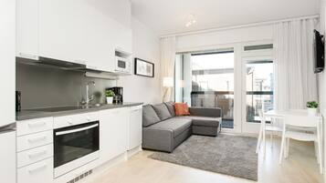 Full-sized fridge, microwave, oven, stovetop