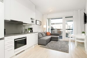 Full-sized fridge, microwave, oven, stovetop - Kotimaailma Vantaa Jaspis (Vantaa)