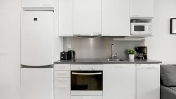Full-sized fridge, microwave, oven, stovetop