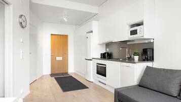 Full-sized fridge, microwave, oven, stovetop