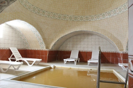 2 indoor pools. Kestanbol Termal Kaplicalari