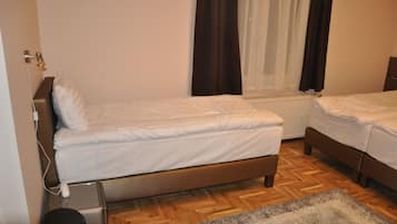 Ropa de cama de alta calidad, camas con pillow-top y minibar