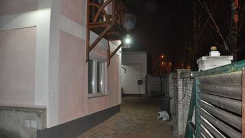 Business Room, 3 Single Beds, Courtyard View | Front of property – evening/night
