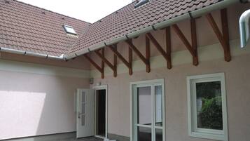 Standard Room, 2 Single Beds, Courtyard View | Front of property